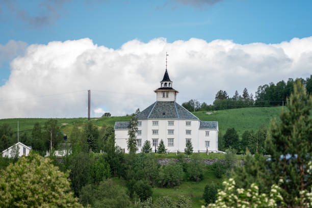 white wooden church on the norwegian countryside - scandinavian church front view norway imagens e fotografias de stock