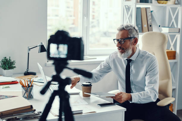 istock Confident mature man in elegant shirt 1189931766