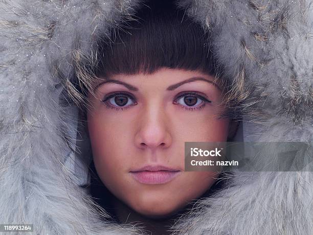 La Chica En Un Carcasa De Piel Foto de stock y más banco de imágenes de Adulto - Adulto, Belleza, Cabello humano