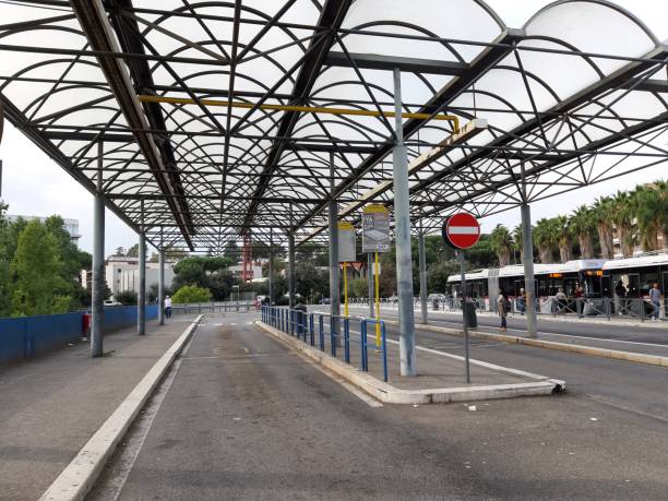 rome - abribus de la gare laurentina - traffic car street parking photos et images de collection