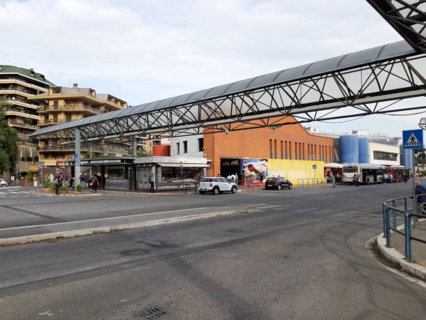 rome - gare laurentina - traffic car street parking photos et images de collection