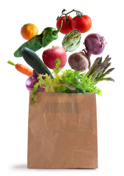 овощи, летящие в переработанном бумажном пакете - artichoke food vegetable fruit стоковые фото и изображения