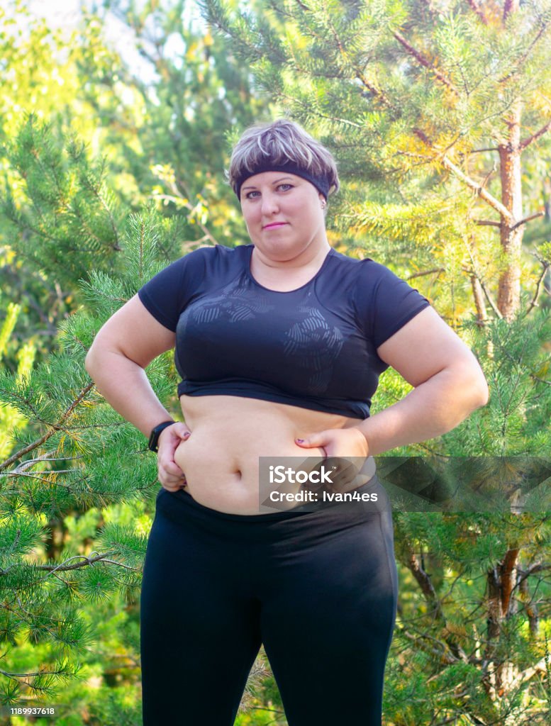 뚱뚱한 소녀는 무게를 잃고 싶어 뚱뚱한 여자는 스포츠를 합니다 초과 중량을 가진 소녀 감소에 대한 스톡 사진 및 기타 이미지 - 감소,  거리, 건강한 생활방식 - iStock 뚱뚱한 소녀는 무게를 잃고 싶어 뚱뚱한 여자는 스포츠를 합니다 초과 중량을 가진 소녀 감소에 대한 스톡 사진 및 기타 이미지 - 감소,  거리, 건강한 생활방식 - Istock
