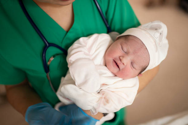новорожденный ребенок и врач - new childbirth new life love стоковые фото и изображения