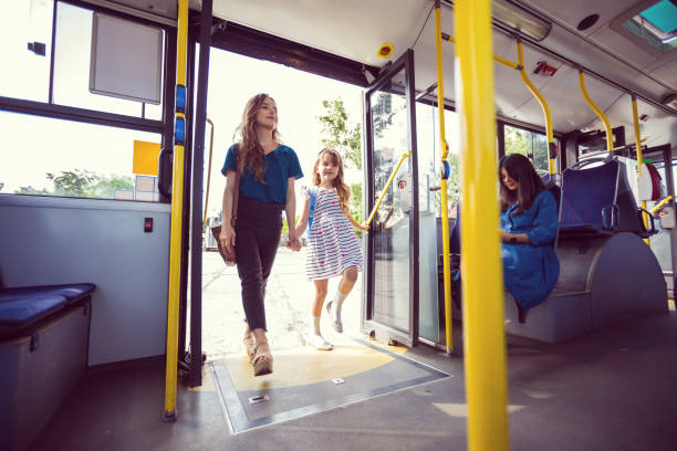 mutter und tochter betreten gemeinsam bus - front view bus photography day stock-fotos und bilder