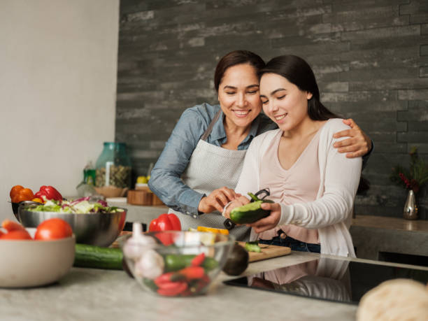 รักแม่ละตินสอนลูกสาวให้ทําอาหารที่บ้าน - family dinners and cooking ภาพสต็อก ภาพถ่ายและรูปภาพปลอดค่าลิขสิทธิ์