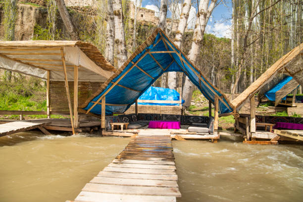 bungalow in legno vicino al fiume in turchia, tour verde - ihlara valley foto e immagini stock