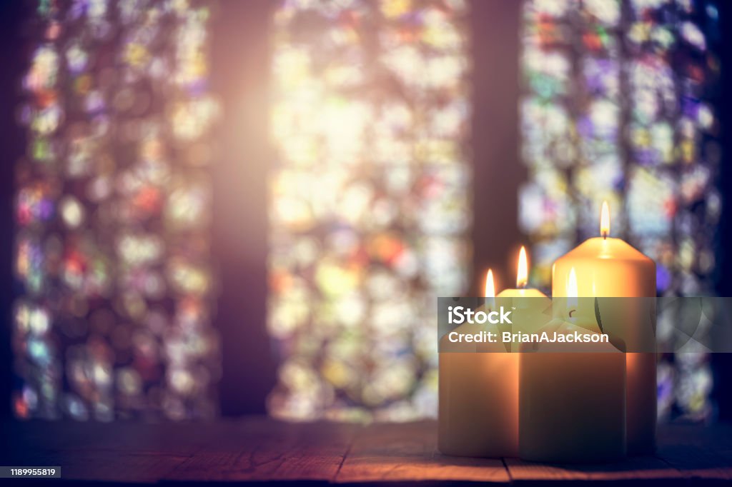 Bougies dans un fond d'église - Photo de Église libre de droits