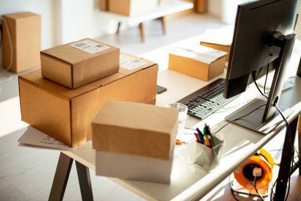 parcel ready for shipment - cardboard box package box label imagens e fotografias de stock
