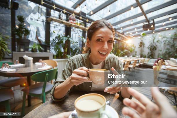 Frauen Plaudern Aktiv Über Kaffee Stockfoto und mehr Bilder von Subjektive Kamera - Ungewöhnliche Ansicht - Subjektive Kamera - Ungewöhnliche Ansicht, Freundschaft, Dating