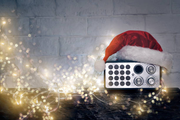 diffuser la joie des fêtes à travers la musique - retro christmas audio photos et images de collection
