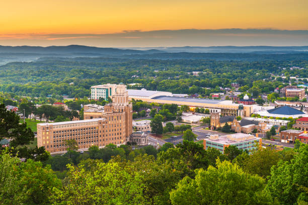 hot springs, arkansas, usa town skyline - built structure building exterior hotel old imagens e fotografias de stock