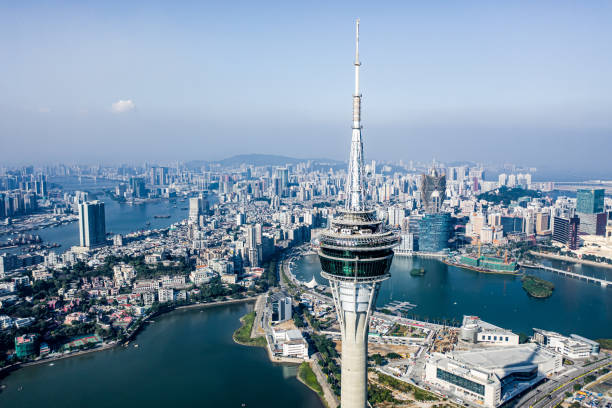 convention della torre di macao e skyline della città - macao foto e immagini stock