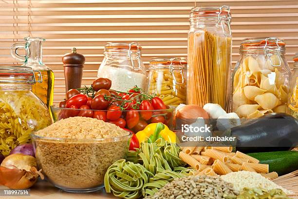Massa Saudáveis Legumes E Arroz O Grão Azeite Sementes E Tomates - Fotografias de stock e mais imagens de Alho