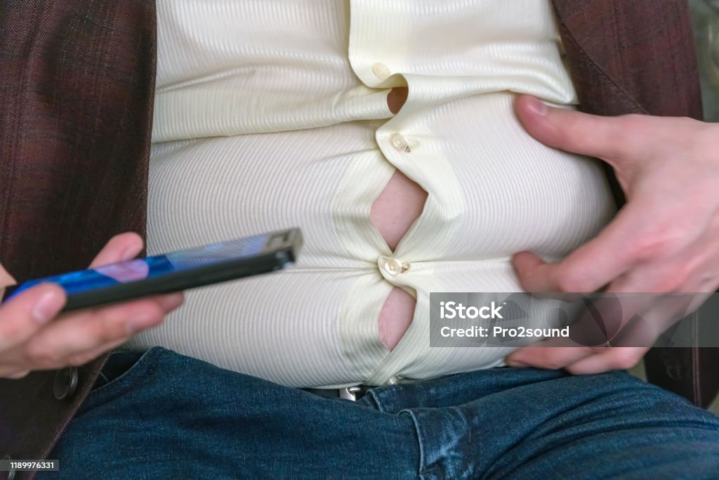 Normaal gesproken Malaise baas Een Man In Een Overhemd Met Een Dikke Buik De Buik Is Zichtbaar Van Onder Het Shirt Stockfoto en meer beelden van Actieve ouderen - iStock Normaal gesproken Malaise baas Een Man In Een Overhemd Met Een Dikke Buik De Buik Is Zichtbaar Van Onder Het Shirt Stockfoto en meer beelden van Actieve ouderen - iStock
