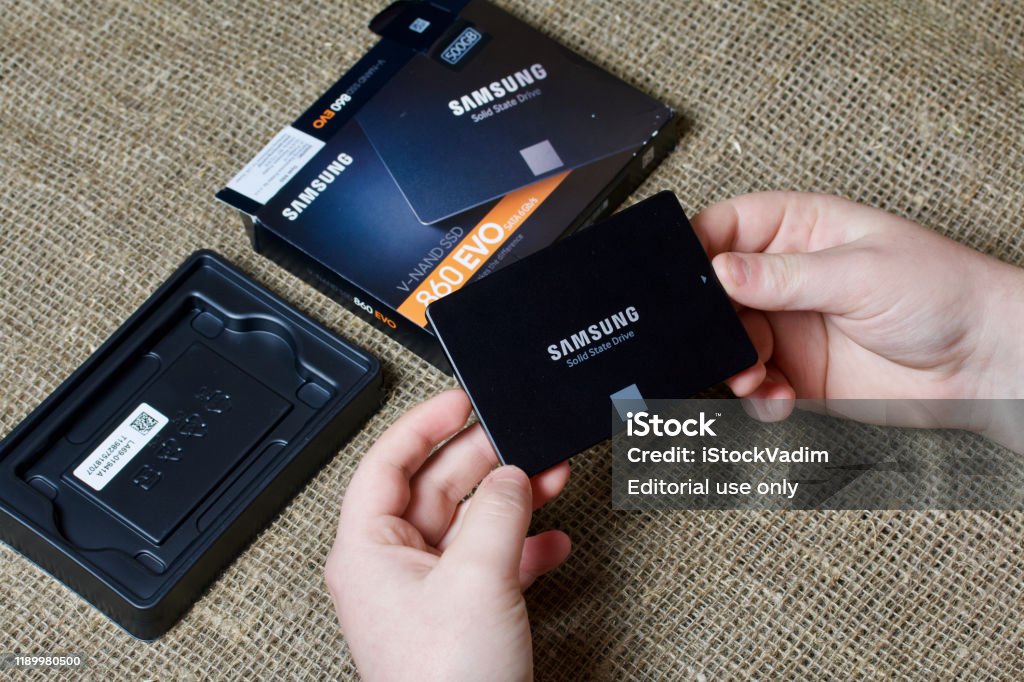 doblado agujas del reloj Mujer Minsk Belarus November 25 2019 A Man Takes Out A Package Of Samsung 860 Evo  500gb Ssd Hard Drive Stock Photo - Download Image Now - iStock