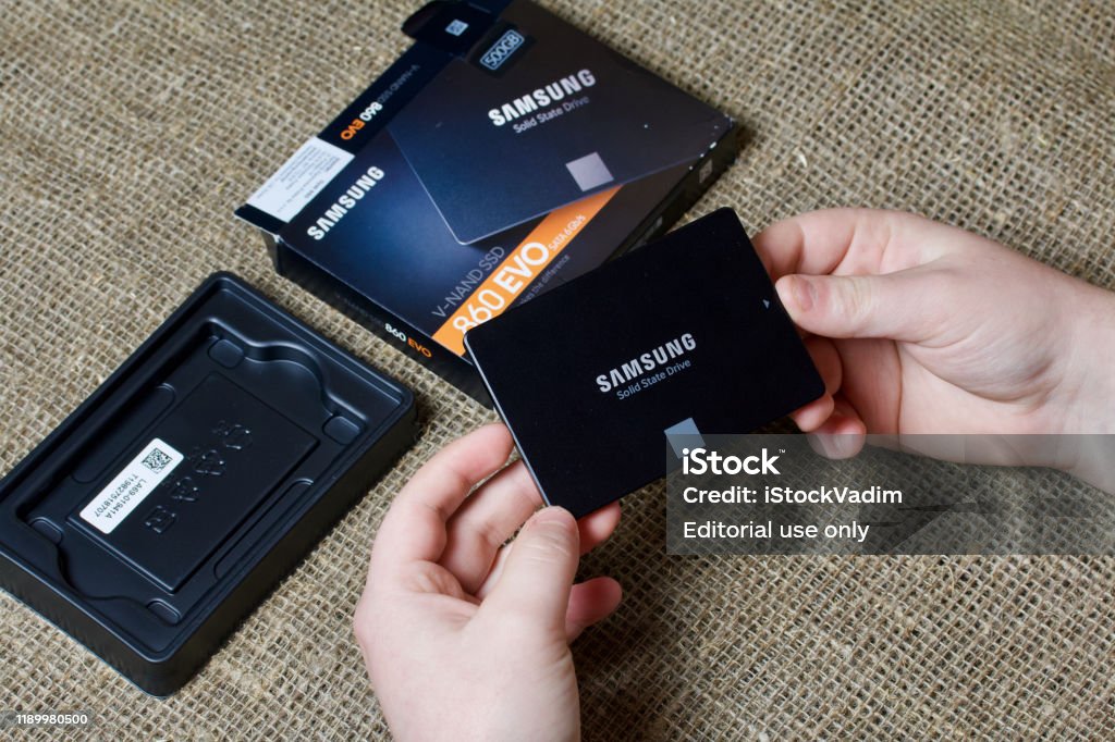 doblado agujas del reloj Mujer Minsk Belarus November 25 2019 A Man Takes Out A Package Of Samsung 860 Evo 500gb Ssd Hard Drive Stock Photo - Download Image Now - iStock doblado agujas del reloj Mujer Minsk Belarus November 25 2019 A Man Takes Out A Package Of Samsung 860 Evo 500gb Ssd Hard Drive Stock Photo - Download Image Now - iStock