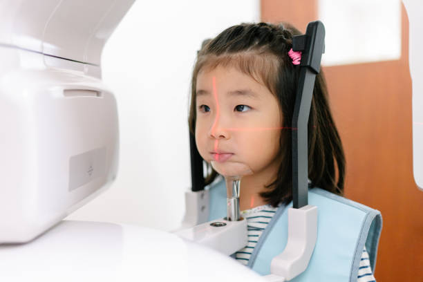 девушка у стоматолога рентгеновский аппарат - brain mri scanner mri scan medical scan сток�овые фото и изображения