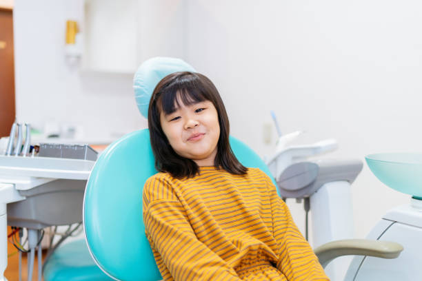портрет девочки младшего возраста в стоматологической клинике - dentist teenager dental hygiene sitting стоковые фото и изображения