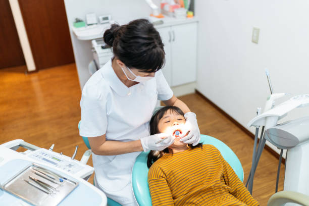 маленькая девочка получать проверить на стоматолога - dentists chair people care medical equipment стоковые фото и изображения