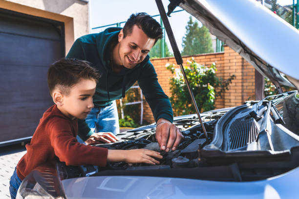 el padre y el hijo reparan un coche - coche doméstico fotografías e imágenes de stock