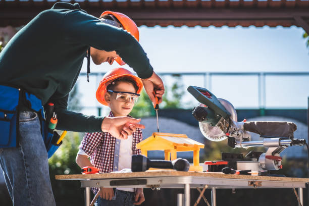 el padre enseñando a su hijo a usar un destornillador - making craft craftsperson circle fotografías e imágenes de stock