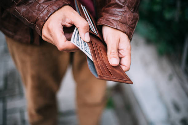 człowiek wprowadzenie usa dollar rachunki w portfelu - wallet wealth bill one hundred dollar bill zdjęcia i obrazy z banku zdjęć