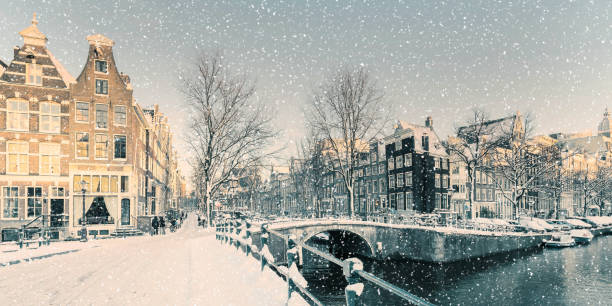 winterschneeblick auf einen niederländischen kanal in amsterdam - keizersgracht stock-fotos und bilder