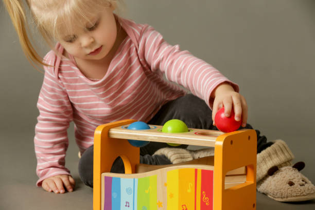 幼児の色のマッチングボールゲーム、カラフルな木製ボールで遊ぶ子供、運動スキル開発コンセプト - playground cute baby blue ストックフォトと画像