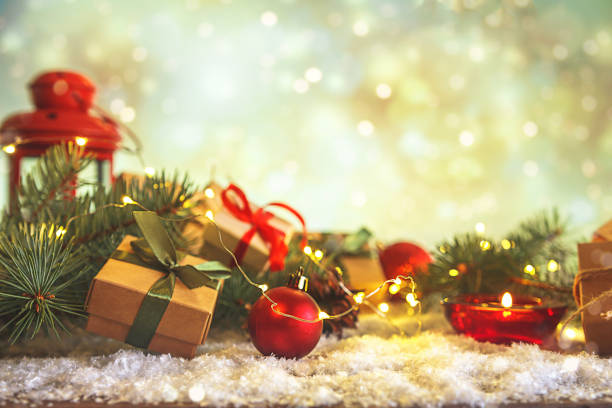 クリスマスとゼロ廃棄物、木製のテーブルの上のクラフト紙にエコフレンドリーな包装ギフト、エコクリスマスホリデーコンセプト、エコ装飾バナー - giving christmas lifestyles holiday ストックフォトと画像