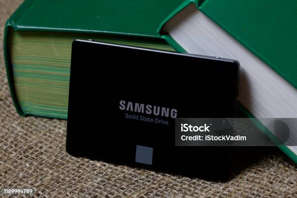 Ridículo Impresionismo Monopolio Samsung 860 Evo 500gb Disco Duro Ssd Cerca Hay Dos Libros Gruesos Foto de  stock y más banco de imágenes de Compartimiento para almacenamiento - iStock