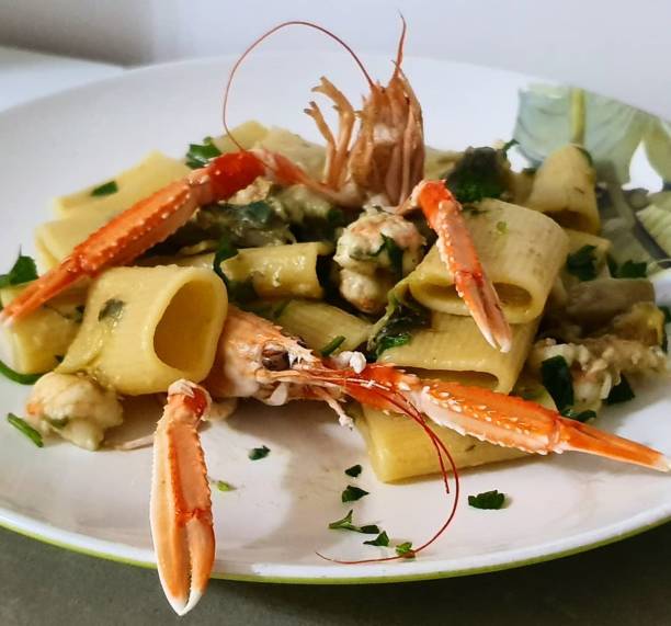 paccheri scampi and artichokes - thanksgiving special - asia cooked food gourmet imagens e fotografias de stock