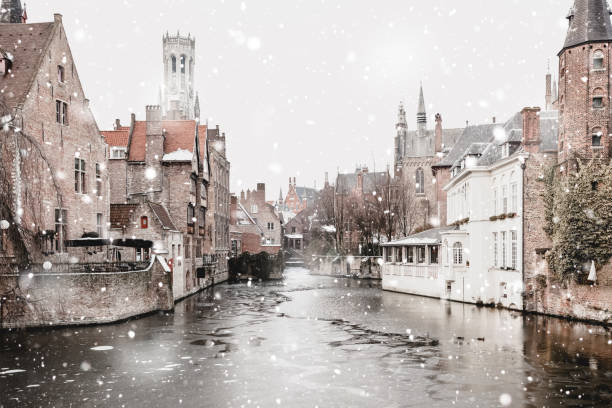 cenário do canal de inverno em bruges, bélgica - bruges belgium history scenics - fotografias e filmes do acervo