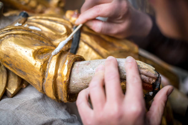 restaurador y enmarcador laboratorio artesanos: restauración de la estatua de ángel de oro antigua - anticuario anticuado fotografías e imágenes de stock