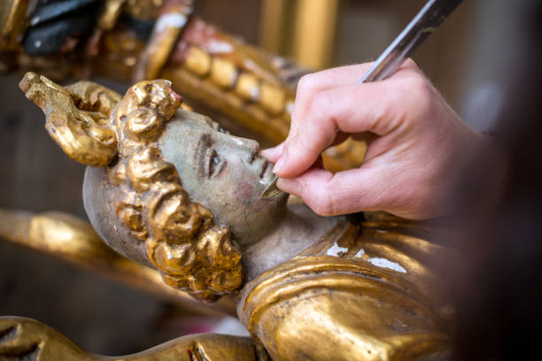 konserwator i framer laboratorium rzemieślników: przywrócenie antyczne złoty anioł posąg - statue women sculpture italian culture zdjęcia i obrazy z banku zdjęć