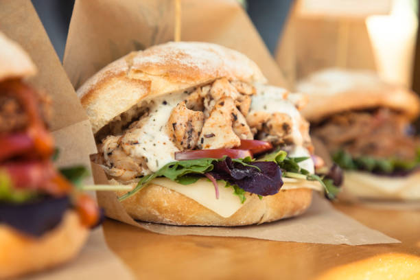 huhn sandwich, food truck - city chicken stock-fotos und bilder