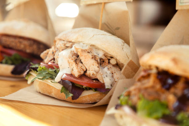 huhn sandwich, food truck - city chicken stock-fotos und bilder