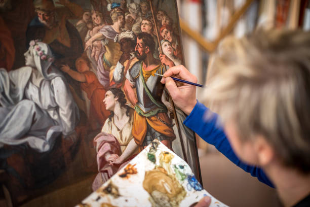 restauradores y enmarcadores de laboratorio artesanos: restauración de lienzo de pintura religiosa antigua - restoring art painting artist fotografías e imágenes de stock