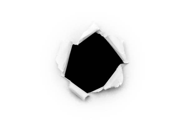 내부에 검은 색 고립 된 배경이있는 흰색 배경에 찢어진 가장자리가있는 흰색 종이의 둥근 구멍입니다. - two dimensional shape paper exploding nobody 뉴스 사진 이미지