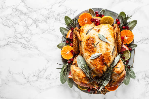 クリスマスや感謝祭の七面鳥。お祝いのディナーのためのプレペアロースト七面鳥 - holiday season turkey food ストックフォトと画像