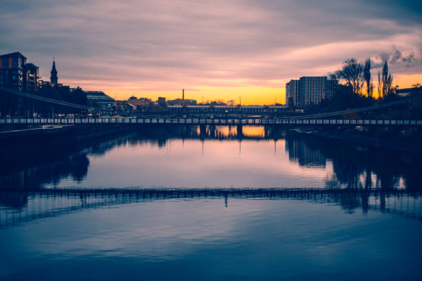 puentes reflejados en el río clyde en la ciudad de glasgow en sunrise - glasgow clyde river river city fotografías e imágenes de stock