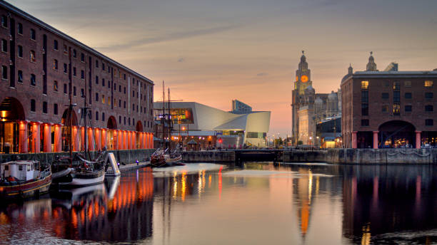 liverpool albert dock coucher du soleil rivière mersey - albert dock photos et images de collection