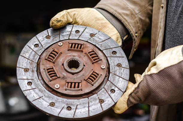 보호 작업 장갑의 자동 정비사, 사용 된 클러치 디스크를 보유하고 있습니다. - clutch disc 뉴스 사진 이미지