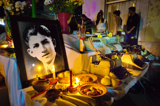 An Ofrenda Altar Shrine on Day of the Dead in Merida, Yucatan, Mexico Day of the Dead or Dia de los Muertos. A Muti-days Mexican holiday festival start on October 3. The celebration and remembrance of family and friends who have died. Local residents put together Ofrenda, or altar for their deceased family and friends for the event and celebration for several days in the Plaza and grave sites. altar stock pictures, royalty-free photos & images