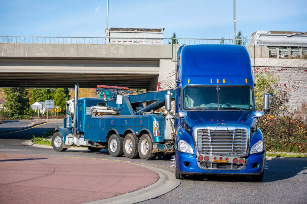 grande remorque de remorquage de remorquage cassé le tracteur bleu grand camion de plate-forme allant sous le pont - tow truck photos photos et images de collection