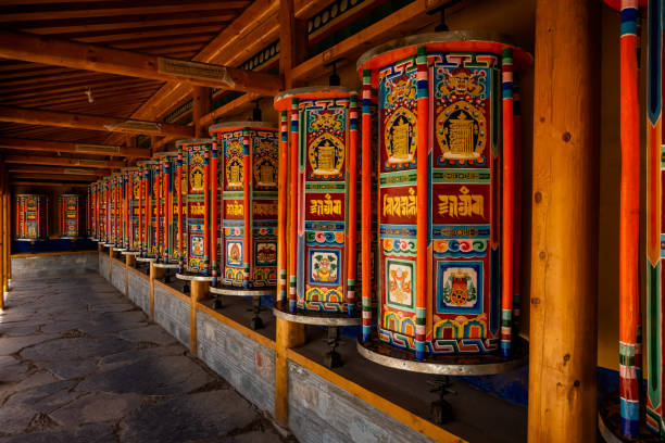 roues de prière tibétaines, monastère de labrang, xiahe - prayer wheel photos et images de collection