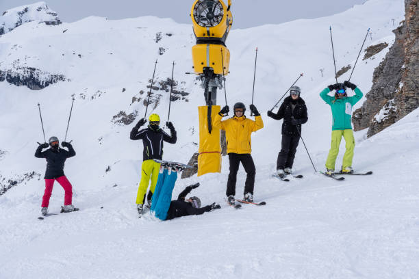 冬の若い大人は、スキーを着て斜面に並んで楽しんでください。 - snowboarding friendship snow winter ストックフォトと画像