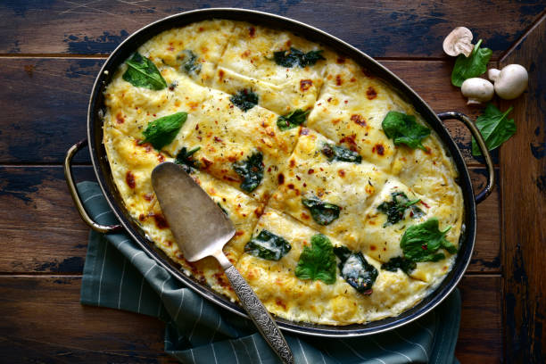 casera deliciosas setas de pollo lasaña de espinacas - lasaña fotografías e imágenes de stock