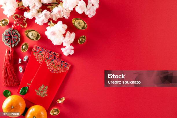 중국 새해 축제 장식 Pow 또는 빨간 패킷 오렌지와 금 주곡 또는 빨간색 배경에 황금 덩어리 이 기사에서 Fu 한자 는 행운 부 돈 흐름을 가리킵니다 음력설에 대한 스톡 사진 및 기타 이미지
