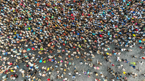 aérienne. foule intéressée de personnes en un seul endroit. vue du haut du drone. - messe photos et images de collection